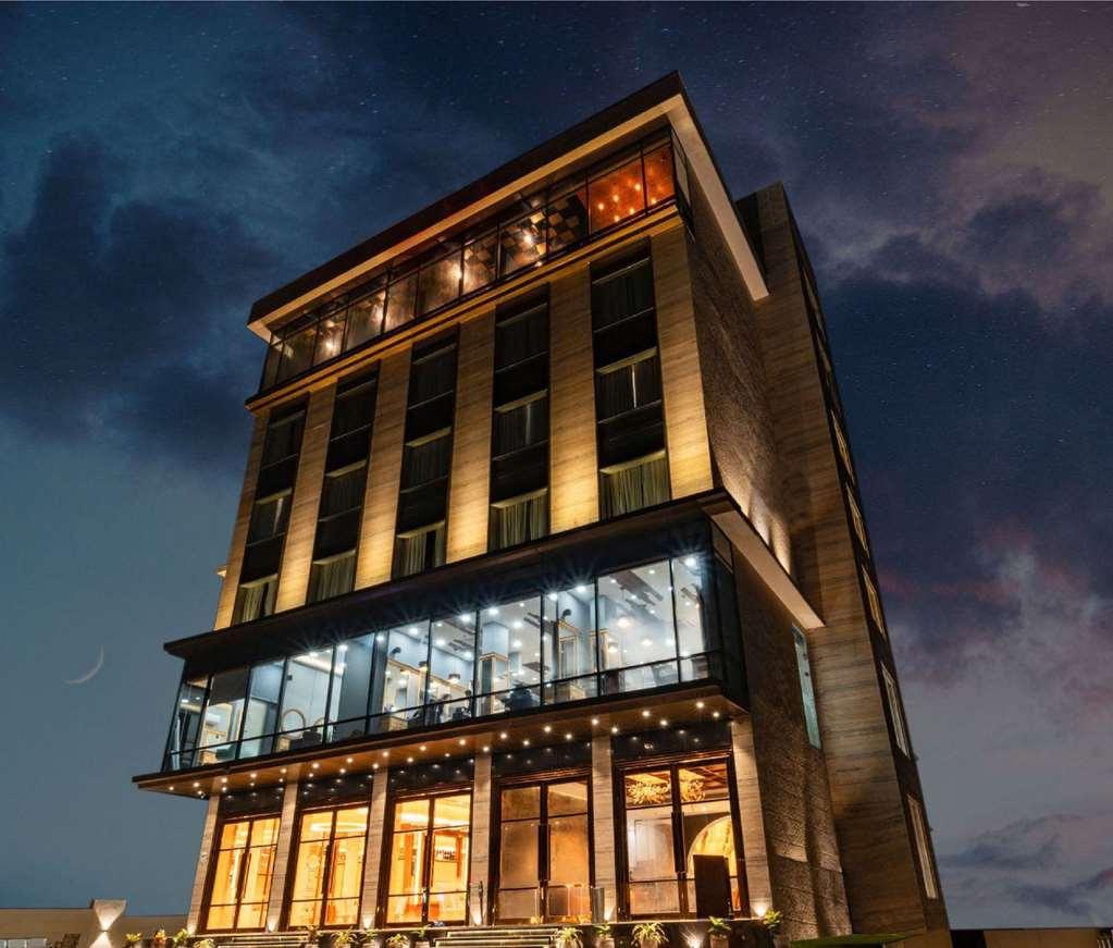 Clarion Hotel Epicure Dehradun Esterno foto